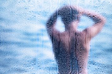 Posizione sesso orale sotto la doccia